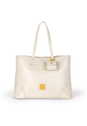 Borsa tote in finta pelle beige con due manici lunghi, una piccola tasca frontale e dettagli in metallo color oro. Presenta un logo quadrato sulla parte anteriore.