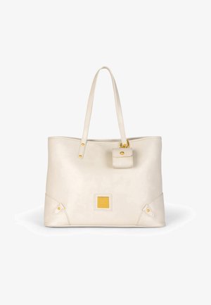Borsa tote in finta pelle beige con due manici lunghi, una piccola tasca frontale e dettagli in metallo color oro. Presenta un logo quadrato sulla parte anteriore.