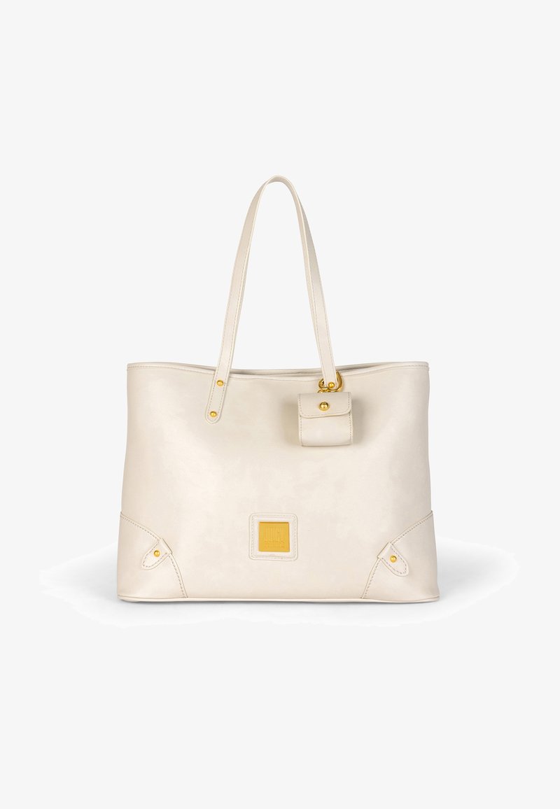 Borsa tote in finta pelle beige con due manici lunghi, una piccola tasca frontale e dettagli in metallo color oro. Presenta un logo quadrato sulla parte anteriore.
