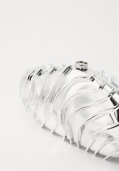 Cult Gaia EZARA CLUTCH - Alkalmi kézitáska - shiny silver coloured