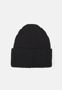 Cappello beanie nero lavorato a maglia con una texture a coste e un risvolto, caratterizzato da una parte superiore arrotondata e un materiale morbido e spesso.