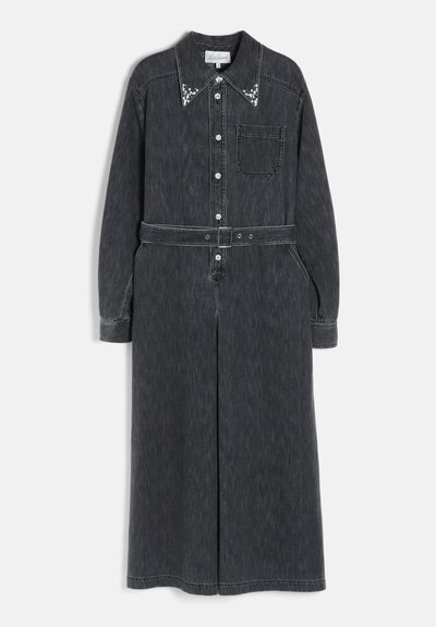 Robe longue en denim noir avec manches longues, taille ceinturée, poche avant, fermeture par boutons et broderie blanche décorative sur le col.