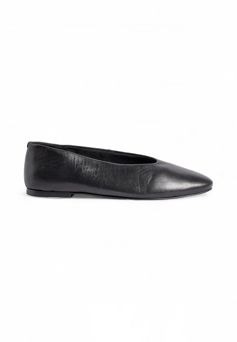 Svart läderballetflat med spetsig tå, slät yta och minimalistisk design. Ingen synlig hårdvara eller accent.