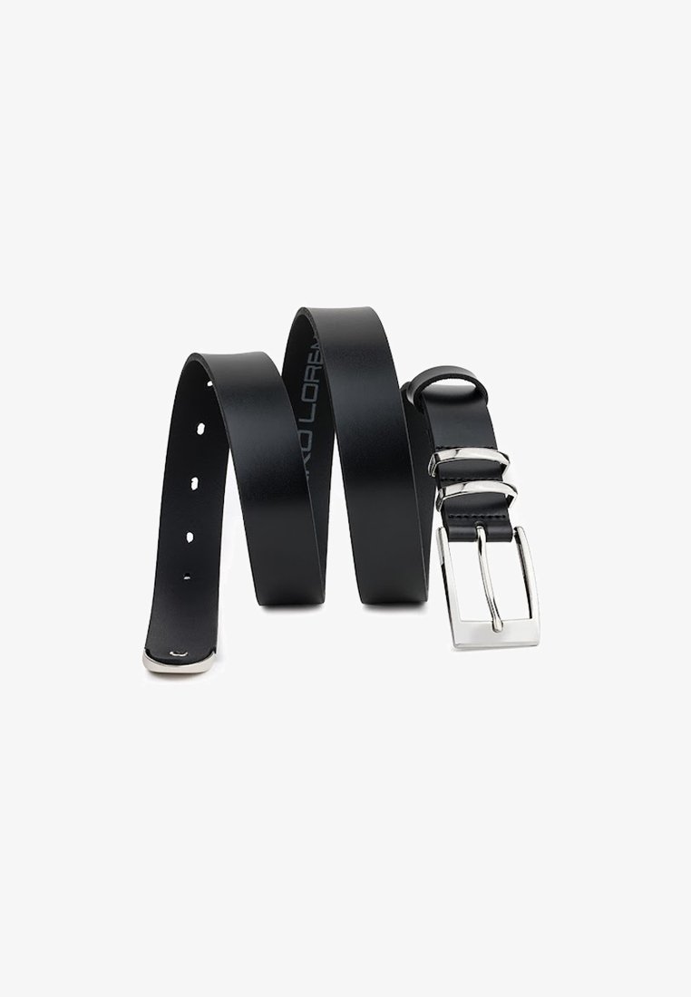 Czarny skórzany pasek z błyszczącą, srebrną prostokątną klamrą, o gładkiej fakturze i z wieloma otworami do regulacji rozmiaru.