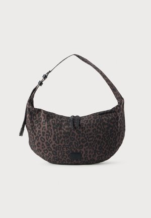 Mørkebrun og sort leopardprint skuldertaske med justerbar rem og lynlåslukning på ensfarvet baggrund.