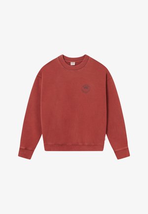 Rozsdabarna kereknyakú pulóver, bordázott mandzsettákkal és alsó résszel, bal mellen egy kis kerek logóval.