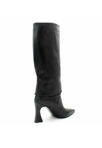 Czarne wysokie do kolan botki wykonane z gładkiej skóry. Posiadają spiczasty nosek, gruby geometryczny obcas oraz złożony projekt góry.