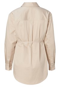Beige Langarmhemd mit einem Rückenfalten, Kragen, tailliertem Schnitt und geknöpften Manschetten; glatte Stofftextur.