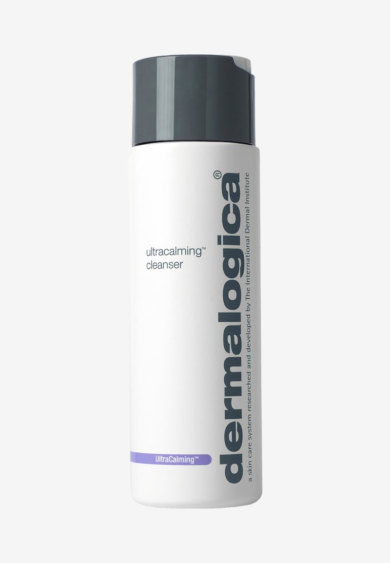 Weiße Flasche mit dunkelgrauem Verschluss, beschriftet mit "dermalogica ultracalming cleanser" in lila Akzenten und vertikalem Markennamen.