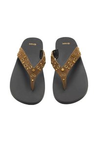 Hnědé zamšové žabky se zlatými očky a hroty, černá gumová podrážka, plochý design a styl s thong popruhem. Logo značky je viditelné.