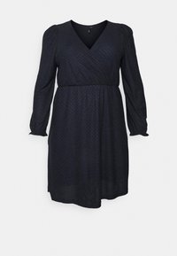 Vestido envolvente azul-escuro com mangas longas bufantes, decote em V e cintura elástica, apresentando um padrão de tecido texturizado em toda a sua extensão.