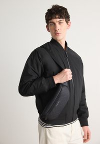 Calvin Klein MUST WAISTBAG MONO UNISEX - Marsupio - black