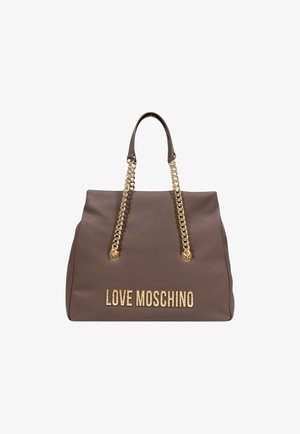Bolso tote de imitación cuero marrón con asas de cadena dorada y logo "LOVE MOSCHINO" en letras metálicas en la parte frontal. Diseño plano, interior espacioso.