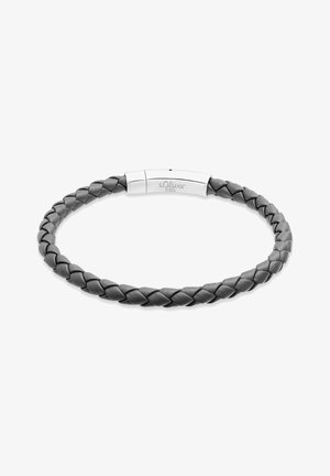 Geflochtenes graues Lederarmband mit einem Verschluss aus silberfarbenem Metall. Der Verschluss ist mit eingraviertem Branding versehen und hat ein glattes, zylindrisches Design.