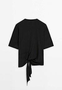 Sort kortærmet top med løs pasform. Har en knude-detalje bagpå. Blødt stof med en glat overflade. Simpelt design.