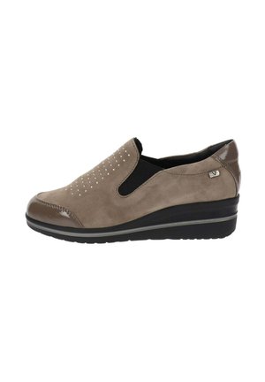 Scarpa slip-on beige con punta in vernice liscia, design perforato sulla tomaia e un pannello elastico laterale nero testurizzato. Presenta un tacco basso a cuneo.