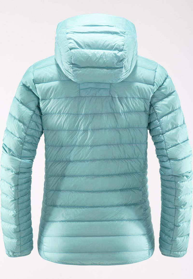 Chaqueta de plumas de color azul claro con paneles cosidos horizontalmente, capucha ajustada y textura suave y brillante. Diseño sin costuras y sin herrajes visibles.