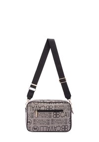 Borsa a tracolla in tessuto grigio con stampa logo nera, tasca frontale con zip e tracolla nera regolabile con motivo logo.