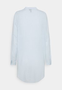 Camicia a maniche lunghe a strisce azzurro chiaro con colletto, polsini con bottoni e orlo curvo. Realizzata in un tessuto morbido e leggero.