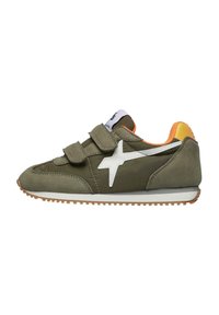 Sneaker verde oliva con logo a stella bianco, materiale scamosciato e nylon, fascette in Velcro, accento arancione sul tallone e suola in gomma con profili.