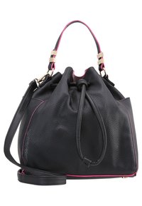 Sac en bucket en cuir noir texturé avec garniture rose, anse supérieure avec quincaillerie dorée, fermeture à cordon, et bandoulière amovible.