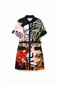 Abito camicia a maniche corte caratterizzato da un mix di vivaci motivi floreali e astratti in rosa, rosso, nero e giallo; include una vita con cintura e una chiusura con bottoni.