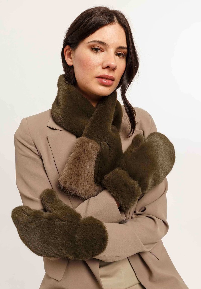 Mittens in pelliccia sintetica verde oliva con una texture morbida e punte arrotondate. Abbinati a una sciarpa coordinata con un accento in pelliccia marrone.