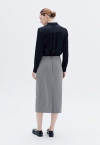 Caroll JASON - Gonna a campana - noir