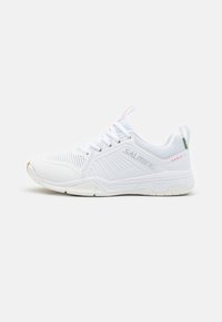 Scarpe sportive bianche con tomaia in rete, dettagli sintetici testurizzati, chiusura con lacci e marchio discreto. Presentano una suola imbottita e un laccio di supporto.