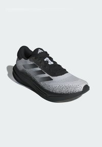 Schwarzer und grauer Sportschuh mit atmungsaktivem Mesh-Obermaterial, charakteristischen drei Streifen, gepolstertem Kragen und strukturiertem Gummisohle.