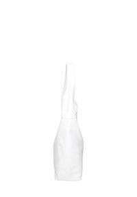 Witte leren tote bag met een gestructureerd ontwerp, taps toelopende vorm en een gladde textuur. Voorzien van lange handvatten en zonder zichtbare hardware of versieringen.