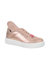 Sneaker metallizzato color oro rosa con suola in gomma bianca, caratterizzato da un design con lacci, pelle testurizzata e un piccolo dettaglio a forma di cuore rosa sulla linguetta.