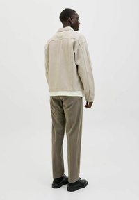 Jack & Jones JPSTKANE BARRET - Trousers - crocodile