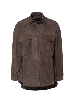 Braunes Wildlederhemd mit langen Ärmeln, Knopfverschlüssen und zwei Vorder-Taschen. Es hat einen klassischen Kragen und einen abgerundeten Saum.