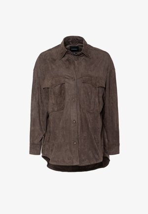 Braunes Wildlederhemd mit langen Ärmeln, Knopfverschlüssen und zwei Vorder-Taschen. Es hat einen klassischen Kragen und einen abgerundeten Saum.