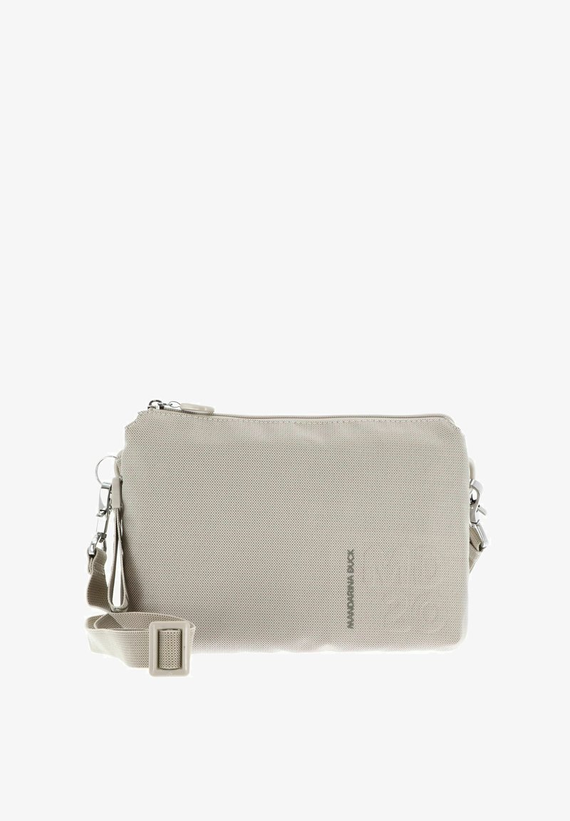 Sac bandoulière en tissu beige texturé avec fermeture éclair, sangle réglable, quincaillerie argentée et logo embossé sur le devant.