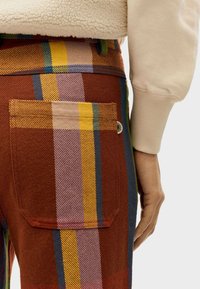 Thinking Mu CORAL - Pantalon classique - brown