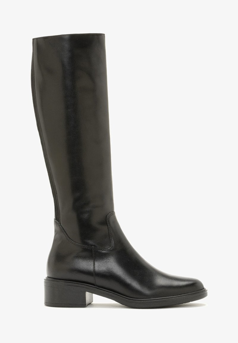 Botte noire en cuir montant au genou avec talon bloc bas et bout arrondi, finition lisse et élégante, et fermeture éclair latérale.