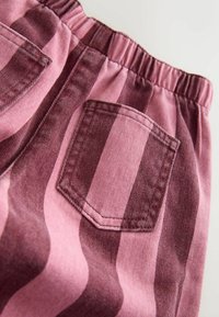 Stribede stofshorts i forskellige nuancer af pink og mahogni. Har en elastisk talje og en enkelt baglomme. Blød, tekstureret bomuldsblanding.