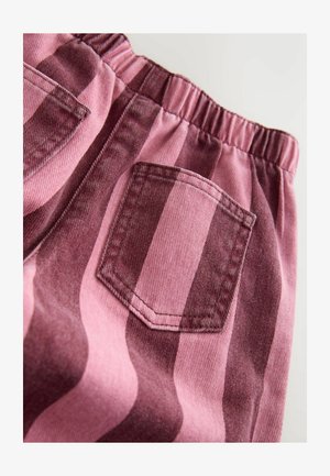 Pantaloni corti in tessuto rigato nelle sfumature di rosa e bordeaux. Presentano una vita elastica e una sola tasca sul retro. Fiorente, in morbido misto cotone.