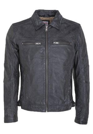 Chaqueta de cuero negra con cuello tipo blazer, dos bolsillos en el pecho con cremallera y bolsillos laterales. Textura suave con costuras detalladas.