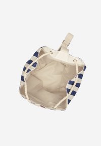 Bolso de tela a rayas con franjas azules y blancas, asas de cuerda y un interior beige. La parte superior tiene una correa ajustable con un gancho de metal.