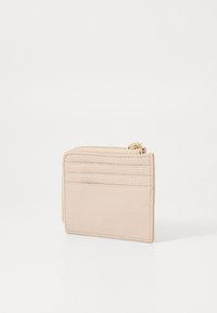 Portafoglio in pelle di color rosa pallido, con chiusura a zip e quattro scomparti per carte. Finitura testurizzata con dettagli di cucitura sottili.