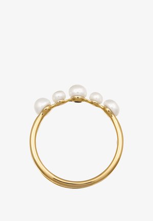 Bague en or ornée de cinq perles blanches irrégulières disposées de manière équidistante le long de la bande supérieure sur fond blanc.