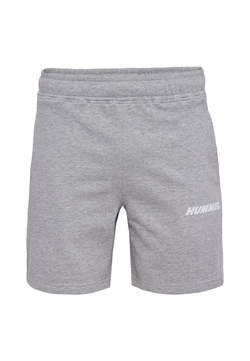 Graue Baumwollshorts mit einem elastischen Bund und weißem "HUMMEL"-Logo auf der unteren linken Seite. Glatte Textur, Design bis zur Mitte des Oberschenkels.