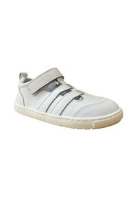Zapatilla blanca de perfil bajo, con materiales de cuero y malla, cinta de Velcro, suela de goma y un diseño abierto y transpirable con cortes laterales.