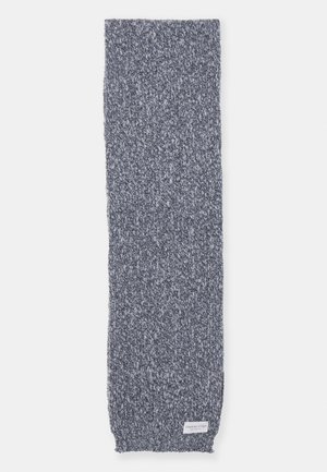 Sciarpa a maglia di colore grigio scuro con un motivo testurizzato. Forma rettangolare con una piccola etichetta del logo su un'estremità. Materiale morbido adatto per il caldo.