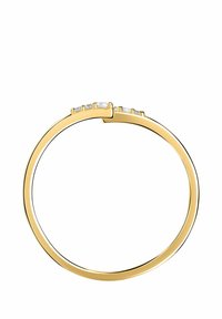 Guldring med en slät, rund band. Har fem små, klara ädelstenar inställda i en linjär ordning på toppen. Minimalistisk design.
