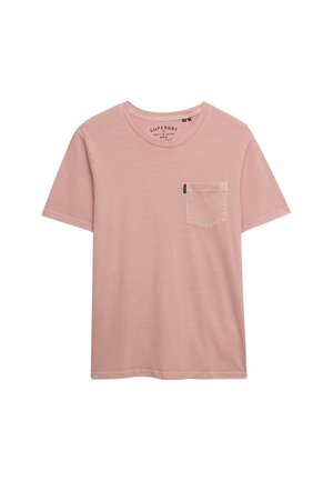 Weiches rosa T-Shirt mit kurzen Ärmeln und Rundhalsausschnitt, mit einer kleinen Brusttasche und einem dezenten Superdry-Logo am Taschenrand.