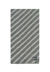 Tessuto grigio texturizzato con strisce bianche diagonali. Presenta un piccolo logo nero nell'angolo in basso. Forma complessiva rettangolare.